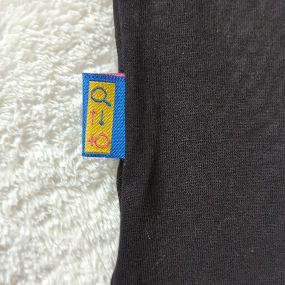 Black tee with embroidered patch - Picture 4 of 7
